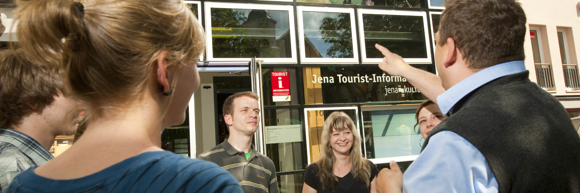 Gruppe lässt sich vom Stadtführer die Jena Tourist-Information Jena zeigen © JenaKultur, Foto: Andreas Hub