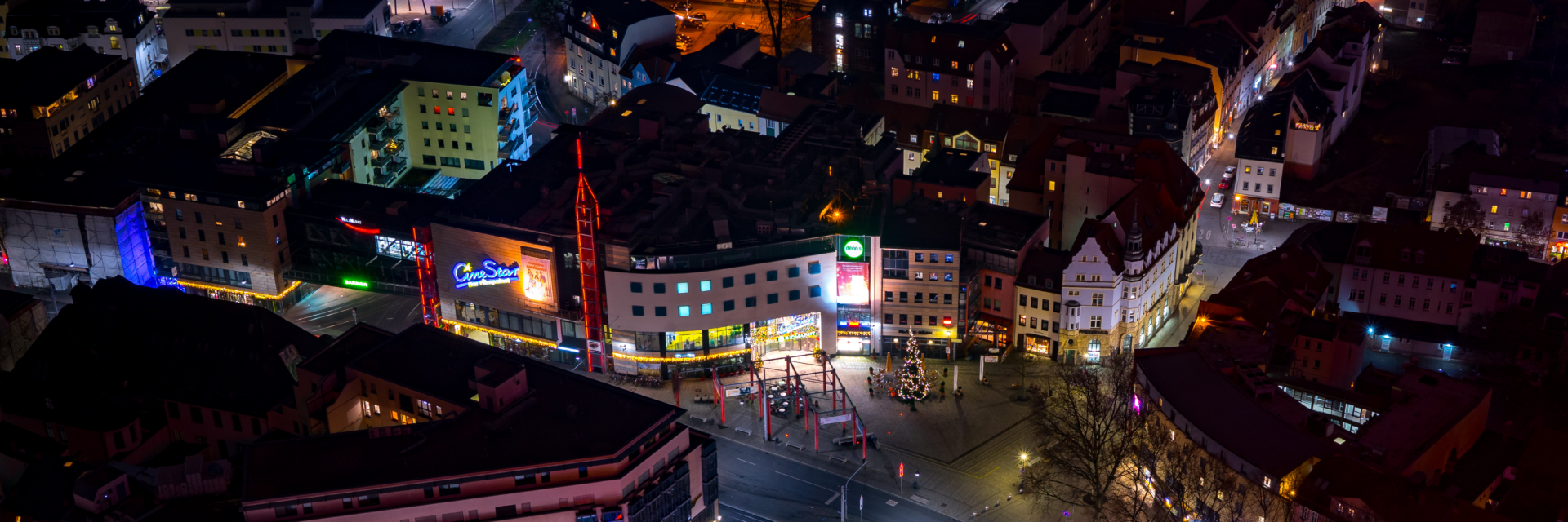 Die Innenstadt Jenas mit Holzmarkt bei Nacht - Inspiration für MICE Stories © JenaKultur, Foto: Christian Häcker