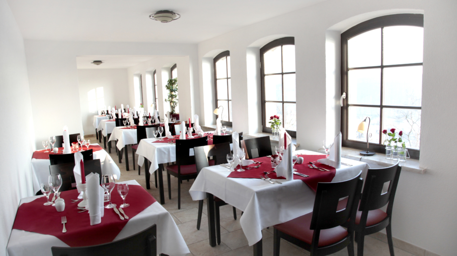 © Gaststätte Fuchsturm, Foto: Gaststätte Fuchsturm Großer Saal mit Tischgruppen in der Gaststätte Fuchsturm © Gaststätte Fuchsturm, Foto: Gaststätte Fuchsturm