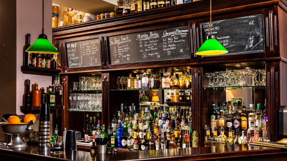 © Weintanne Gasthaus & Bar, Foto: Sebastian Reuter Trinkkultur: Alte Bar im Gastraum der Weintanne © Weintanne Gasthaus & Bar, Foto: Sebastian Reuter