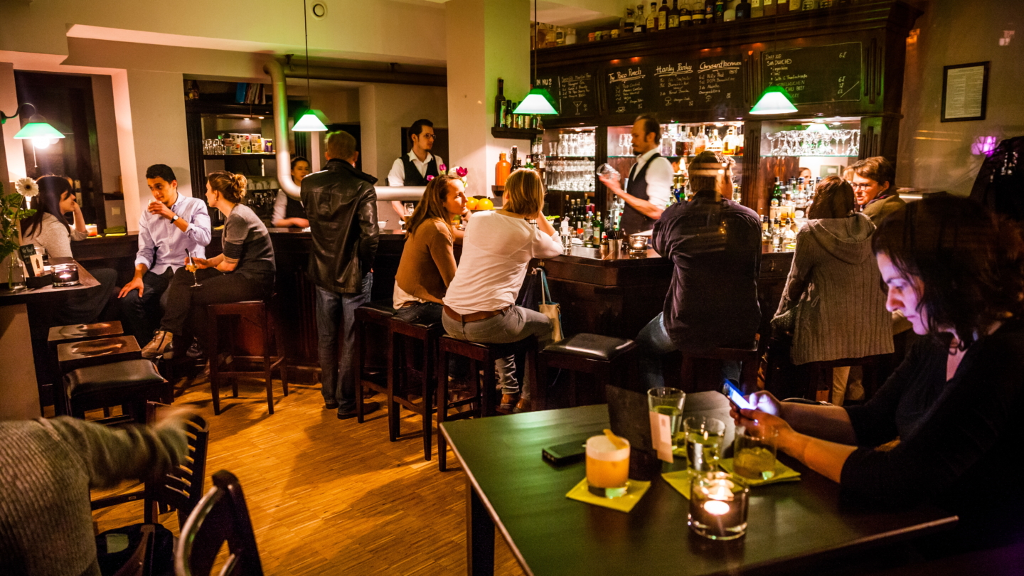 Innenraum der Weintanne mit Gästen an der Bar und an Tischen © Weintanne Gasthaus & Bar, Foto: Sebastian Reuter