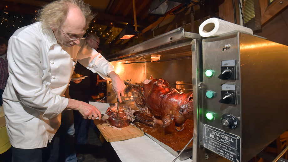 Quelle: Zur Noll, Foto: Jürgen Scheere Hotelchef tranchiert ein Spanferkel im Wintergarten