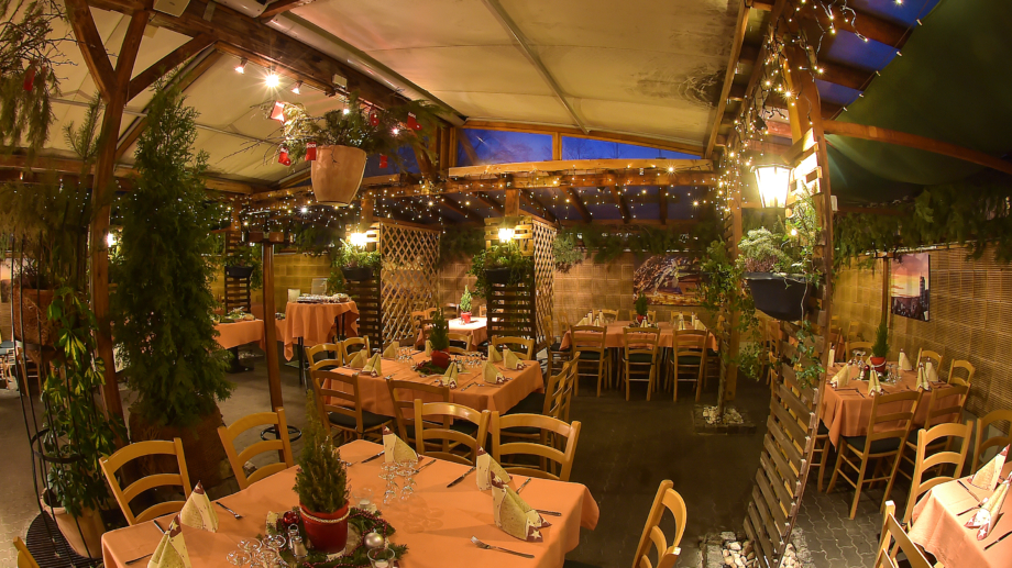 Quelle: Zur Noll, Foto: Jürgen Scheere weihnachtlich geschmückter Wintergarten mit Bankettbestuhlung