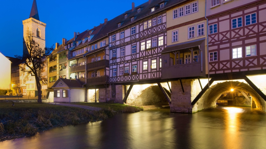 Quelle: ETMG, Foto: ETMG beleuchtete Krämerbrücke über der Gera bei Nacht
