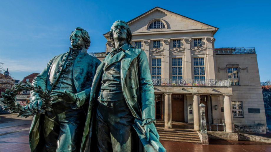 Quelle: weimar GmbH, Foto: Maik Schuck Goethe- und Schiller-Denkmal vor dem Deutschen Nationaltheater in Weimar