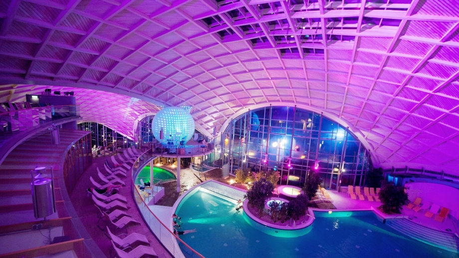 Quelle: Landratsamt Weimarer Land, Foto: Stefan Hopf Innenraum der Toskana Therme farbenfroh beleuchtet zum Liquid Sound