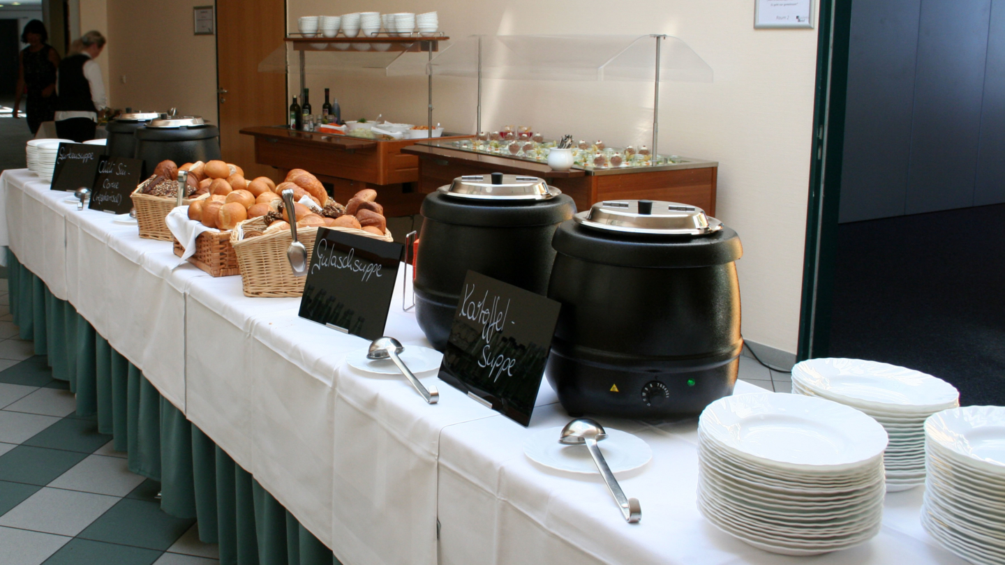 Buffet mit verschiedenen Suppen, Brot und Desserts © Thüringer Sozialakademie, Foto: Juliane Schubert