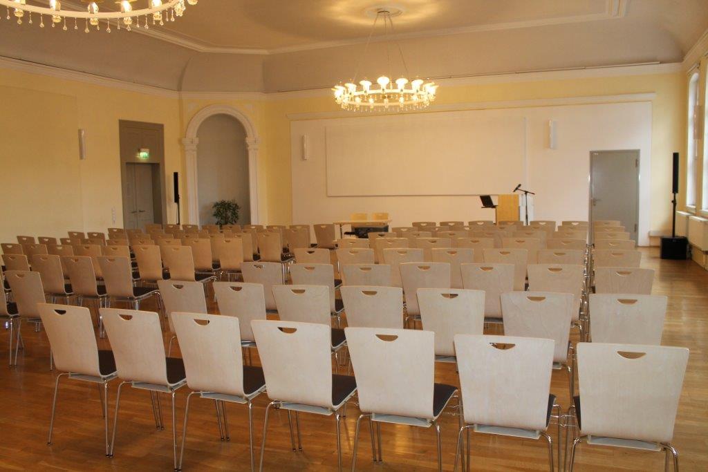 Klassische Reihenbestuhlung im Rosensaal der Universität Jena © Friedrich-Schiller-Universität, Foto: Christian Berr