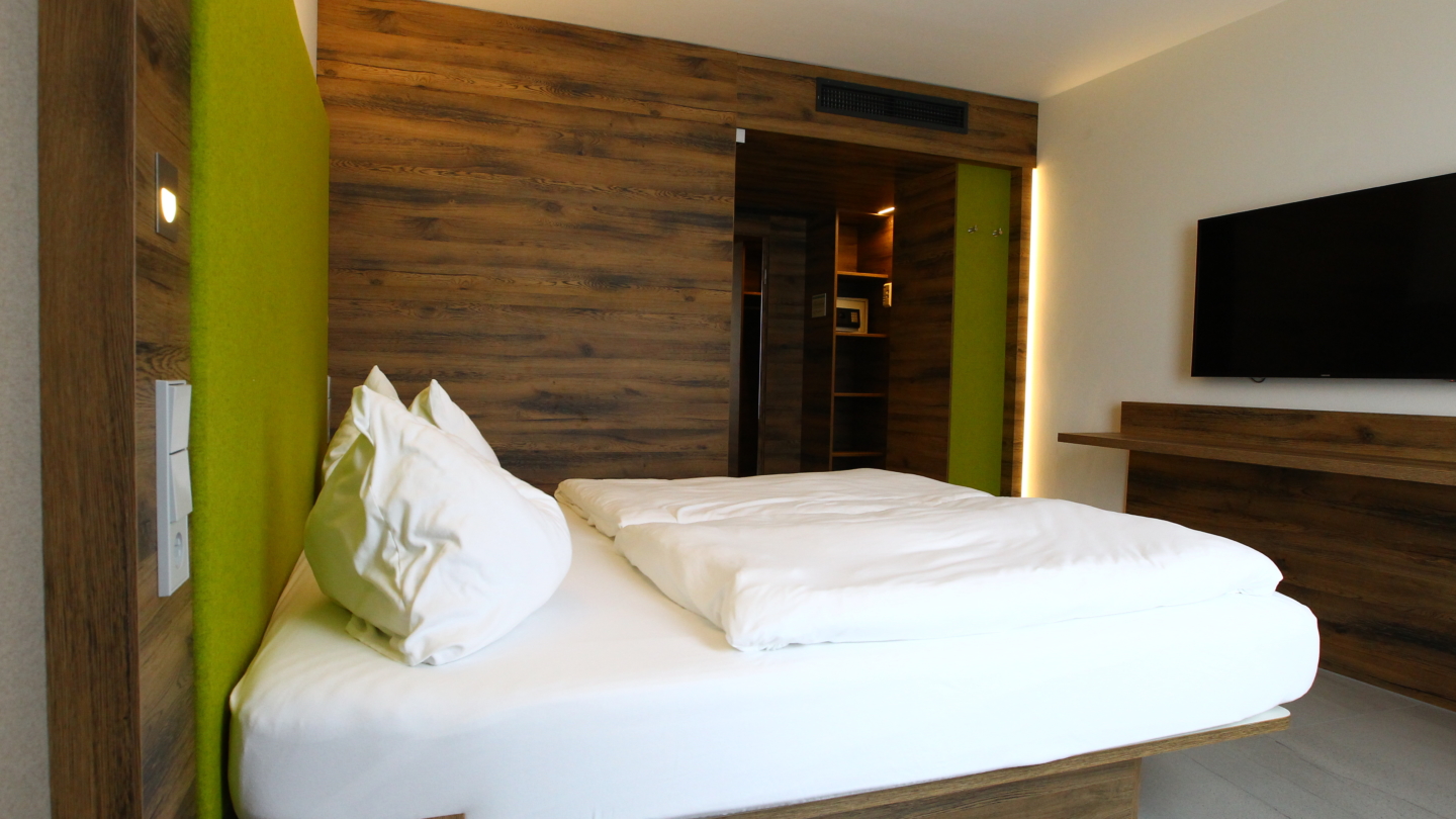 FAIR Resort: Hotelzimmer mit Doppelbett und Flachbild-Fernseher © Fair Resort, Foto: Ebenbild