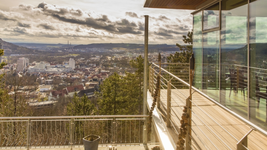 Quelle: Landgrafen Restaurant, Foto: Jan Birkenbeil Balkon am Restaurant mit Blick auf Jena im Tal