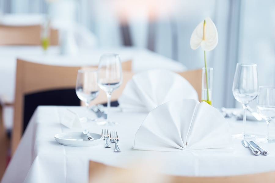 Elegant gedeckter Tisch in weißem Ambiente © Scala, Foto: Jürgen Scheere