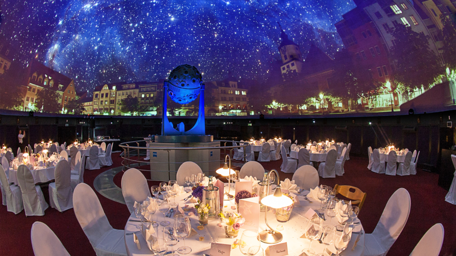 Quelle: Zeiss-Planetarium, Foto: W. Don Eck. runde Bankettbestuhlung unter dem Sternenhimmel des Carl Zeiss Projektors