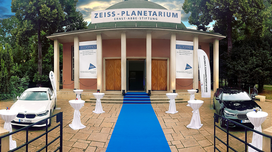 © Zeiss-Planetarium, Foto: W. Don Eck. Traumhafte 360°: Haupteingang des Zeiss-Planetariums Jena von außen © Zeiss-Planetarium, Foto: W. Don Eck.