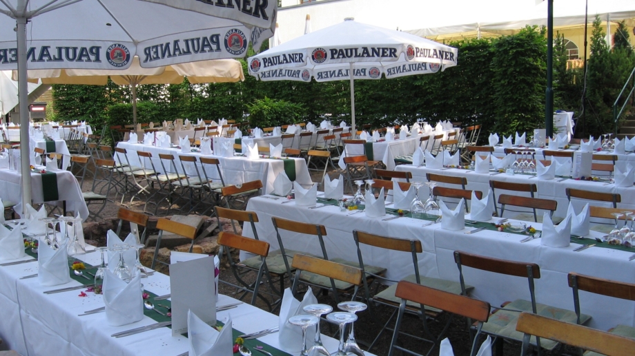 Quelle: Hotel Jembo Park, Foto: unbekannt festlich gedeckte Tafeln im Biergarten mit Lagerfeuerstelle