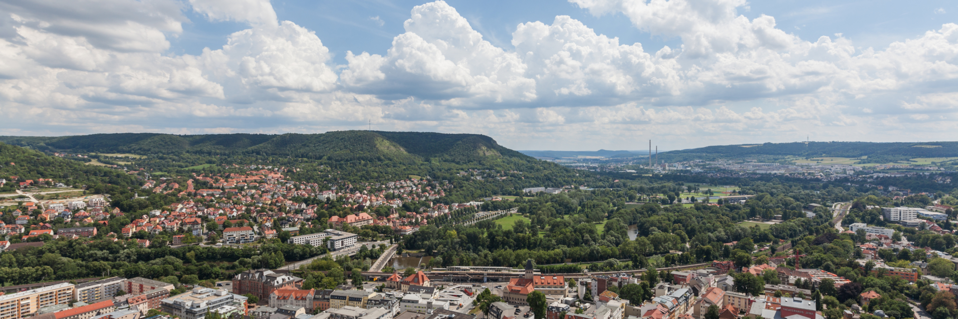Die Lichtstadt Jena hat eine ideale Lage und eine sehr gute Erreichbarkeit ! Luftaufnahme der Tagungsstadt Jena © Stadt Jena, Foto: Daniel Hering