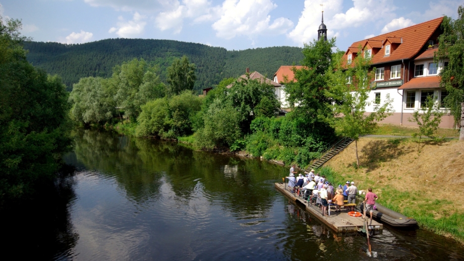 Quelle: Unifok Jena e.V., TTV, Foto: Günther Kühnl Gruppe beim Flößen auf der Saale