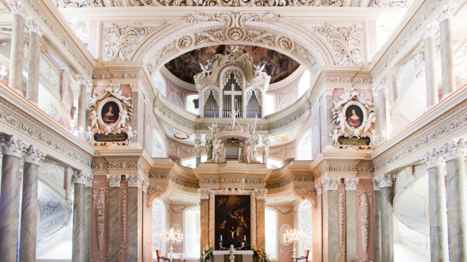 Quelle: TTV, Foto: Jens Hauspurg Marmorverkleideter Innenraum mit hohen Rängen und Orgel in der Schlosskirche Eisenberg