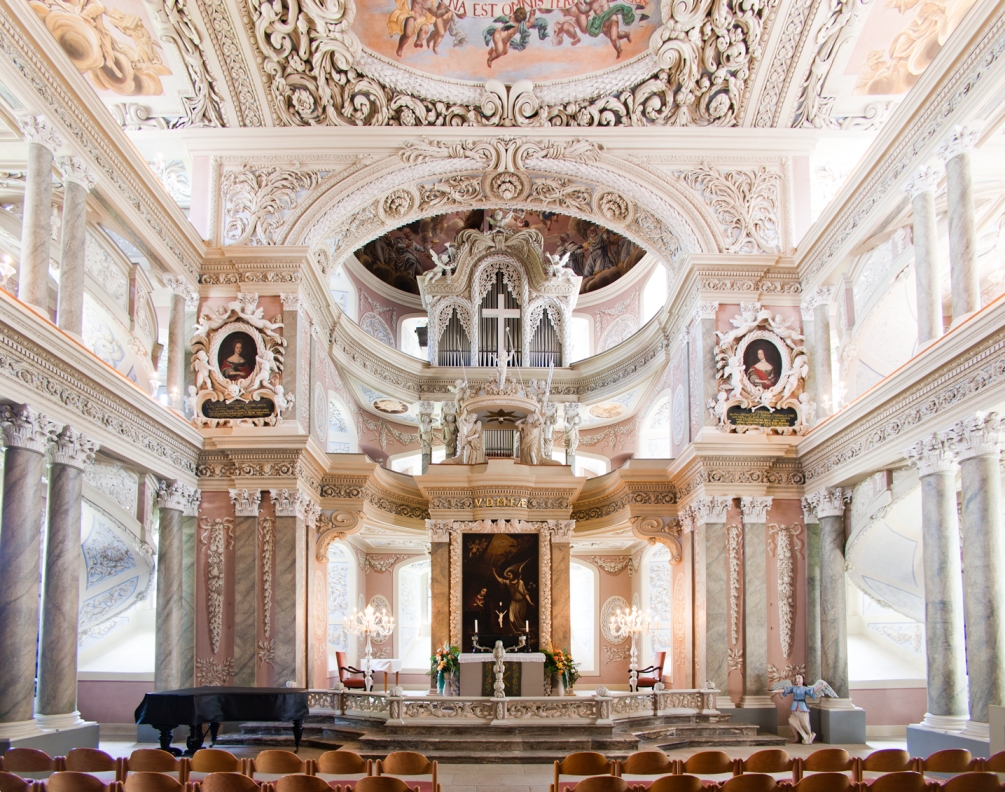 Marmorverkleideter Innenraum mit hohen Rängen und Orgel in der Schlosskirche Eisenberg © TTV, Foto: Jens Hauspurg