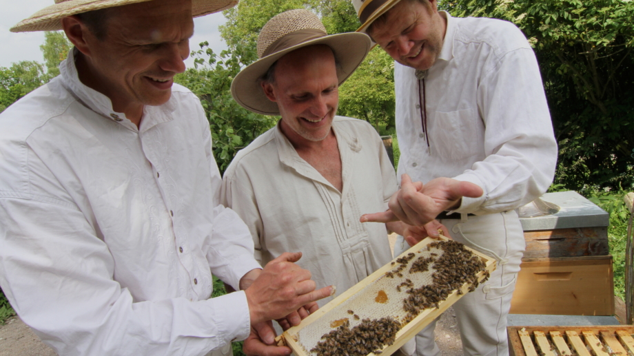 Quelle: Landratsamt Weimarer Land, Foto: Uwe Germar drei Schlossimker überprüfen ihre Bienenkästen