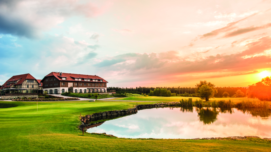 Quelle: Landratsamt Weimarer Land, Foto: Stefan von Stengel Spa und Golf Resort mit Grünfläche und Teich im Vordergrund