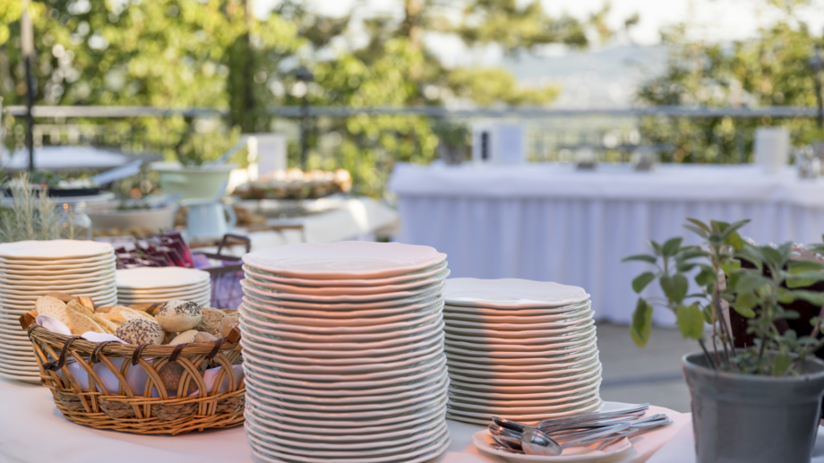 Quelle: Landgrafen Restaurant, Foto: Jan Birkenbeil Buffettisch mit Geschirr, Besteck und Brötchenkorb