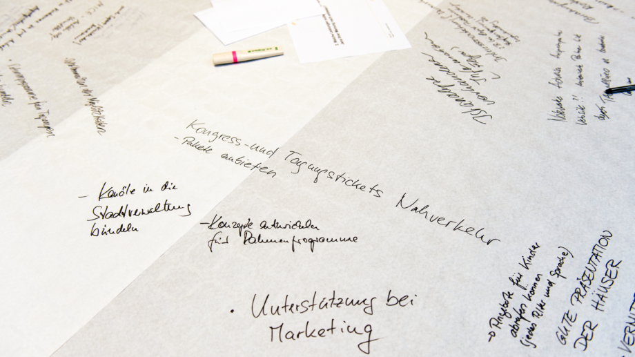Quelle: JenaKultur, Foto: Christoph Worsch Ideen zur Workshopaufgabe auf Tischpapier notiert