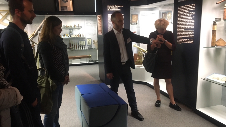 Quelle: JenaKultur, Foto: Team MICE / Jenny Marx Teilnehmer bei einer Führung durchs Museum