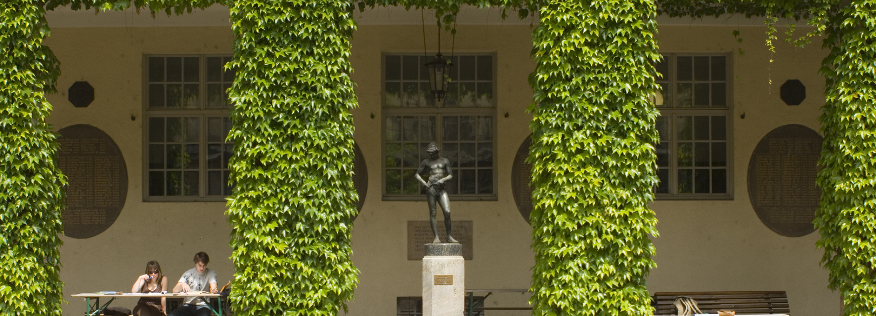Quelle: JenaKultur, Foto: Toma Babovic Studenten lernen im begrünten Innenhof der Friedrich-Schiller-Universität